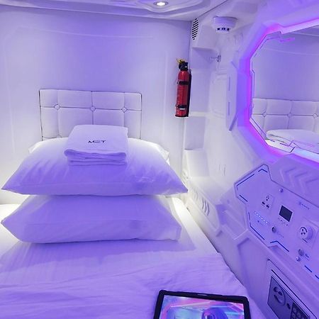 Met A Space Pod @Phrom Phong Бангкок Экстерьер фото