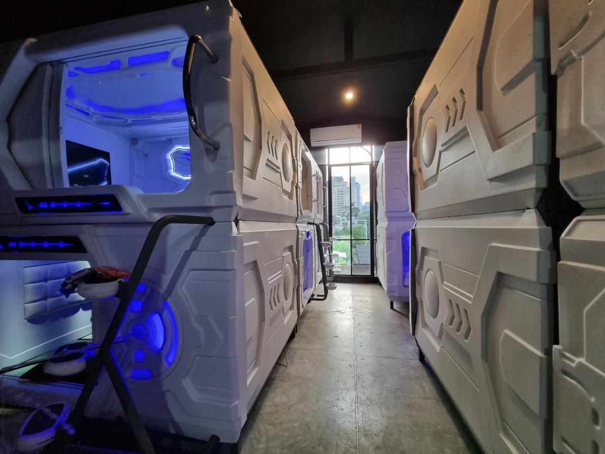 Met A Space Pod @Phrom Phong Бангкок Экстерьер фото