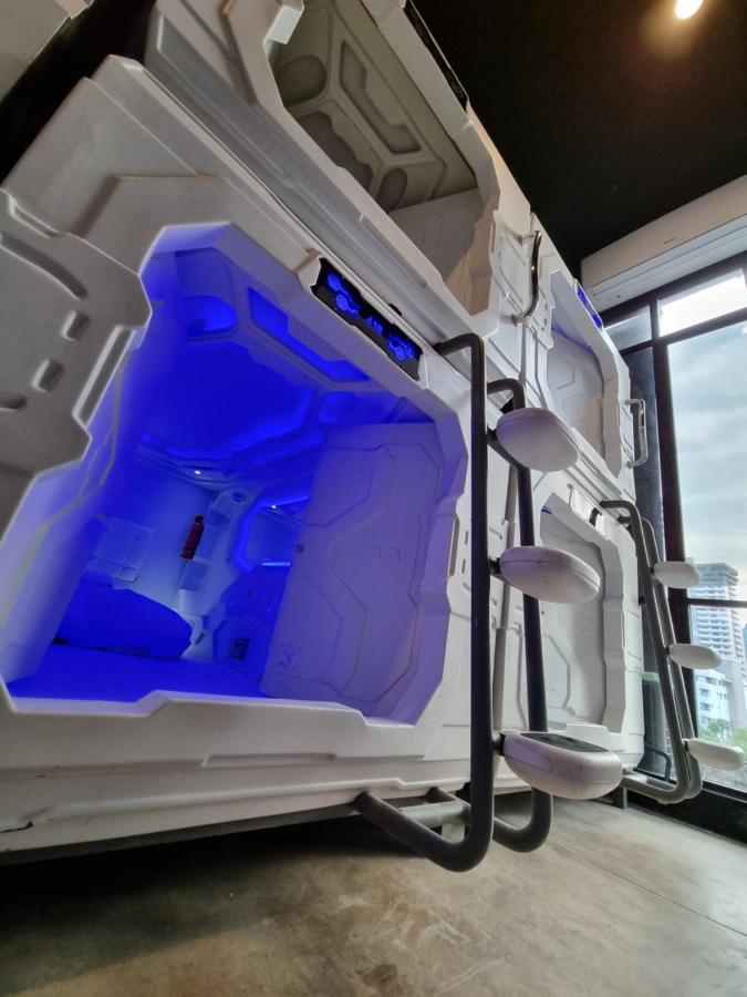 Met A Space Pod @Phrom Phong Бангкок Экстерьер фото