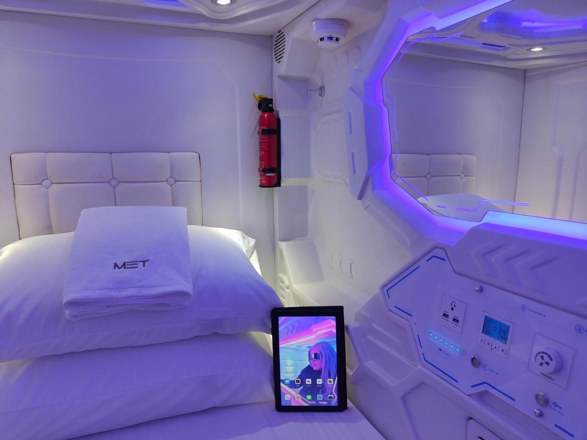Met A Space Pod @Phrom Phong Бангкок Экстерьер фото
