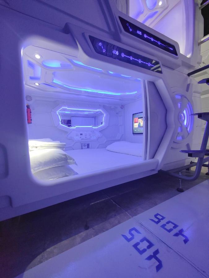 Met A Space Pod @Phrom Phong Бангкок Экстерьер фото