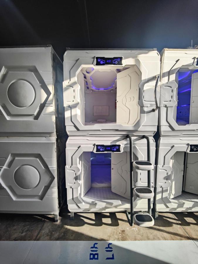 Met A Space Pod @Phrom Phong Бангкок Экстерьер фото