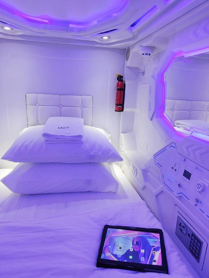 Met A Space Pod @Phrom Phong Бангкок Экстерьер фото