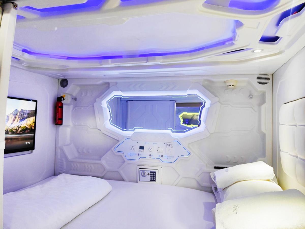 Met A Space Pod @Phrom Phong Бангкок Экстерьер фото